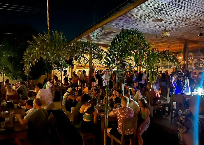 Straw Hat Surf Hostel & Bar