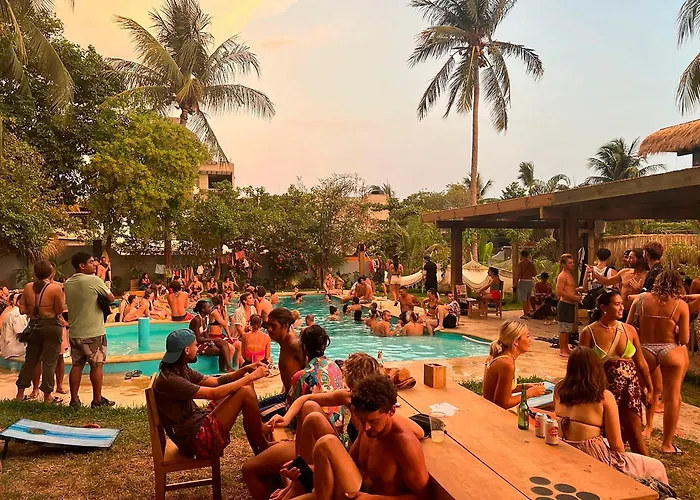 Straw Hat Surf Hostel & Bar