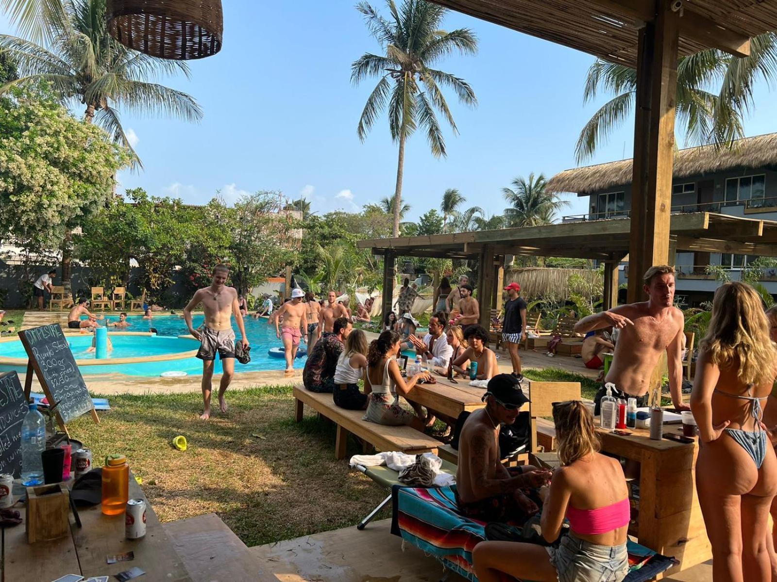 Straw Surf & Bar *
