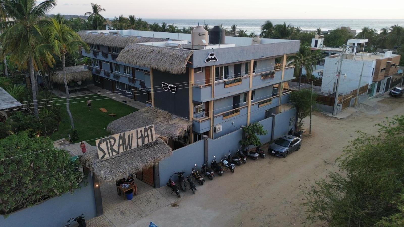 Straw Surf & Bar *