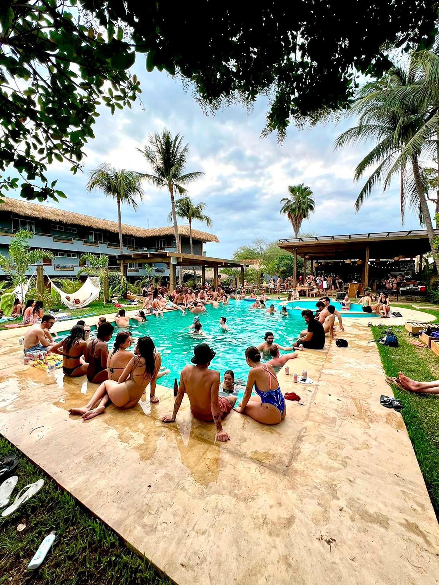 Straw Surf & Bar Hostel *